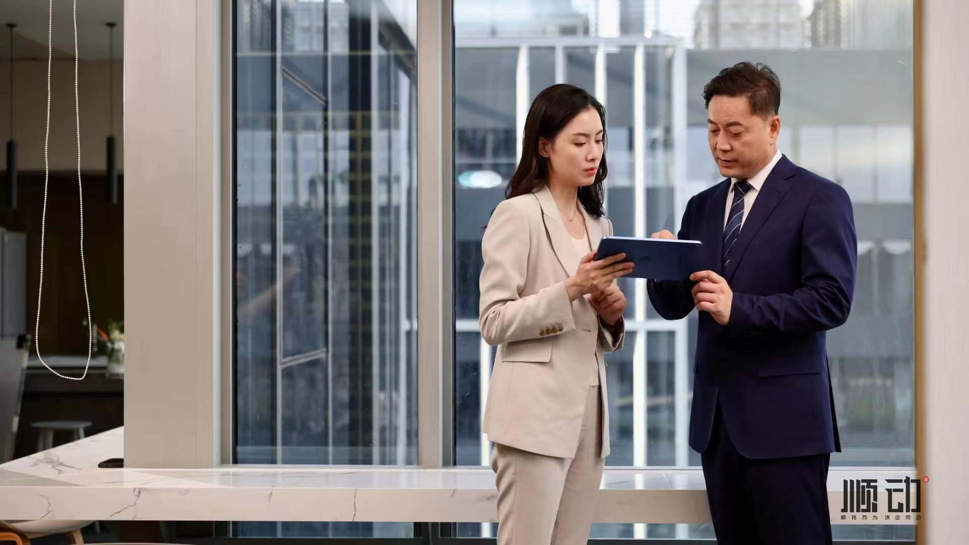 順動(dòng)廣告為金融企業(yè)匯正財(cái)經(jīng)拍攝宣傳片 順動(dòng)廣告為金融企業(yè)匯正財(cái)經(jīng)拍攝宣傳片