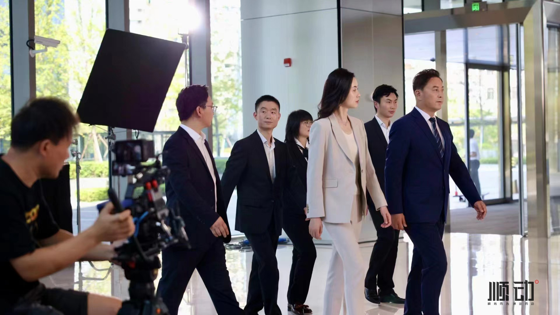 順動(dòng)廣告為金融企業(yè)匯正財(cái)經(jīng)拍攝宣傳片 順動(dòng)廣告為金融企業(yè)匯正財(cái)經(jīng)拍攝宣傳片