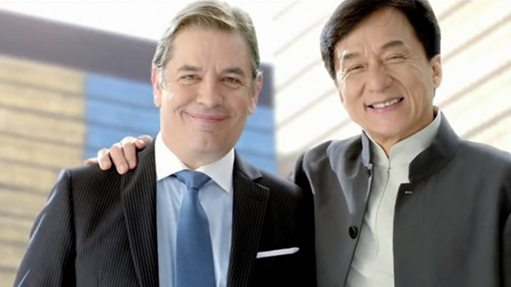 成龍?jiān)趶V告片拍攝現(xiàn)場